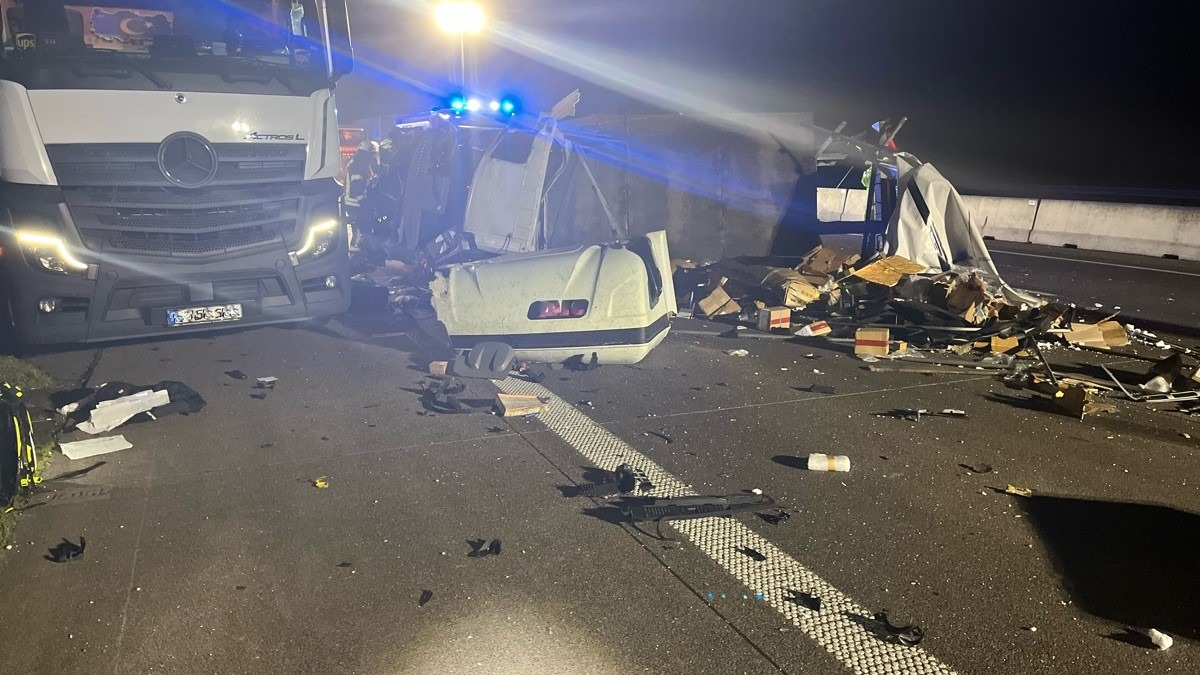 API-TH: Kleintransporter fährt ungebremst auf einen Lkw auf - Foto: presseportal.de