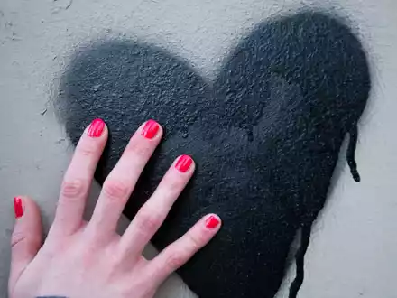 «Loverboys nutzen die Sehnsucht von Mädchen und Frauen nach Zuneigung, Verständnis und Partnerschaft auf perfide Weise aus», sagt Nordrhein-Westfalens Ministerin für Kinder und Jugend, Josefine Paul. - Foto: Inga Kjer/dpa