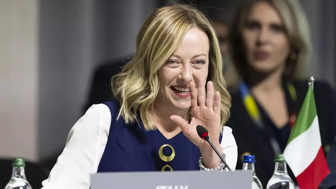 Durch die Reform würde den italienischen Institutionen Stabilität verliehen, erklärt Giorgia Meloni. - Bild: Alessandro Della Valle/KEYSTONE/EDA/POOL/dpa