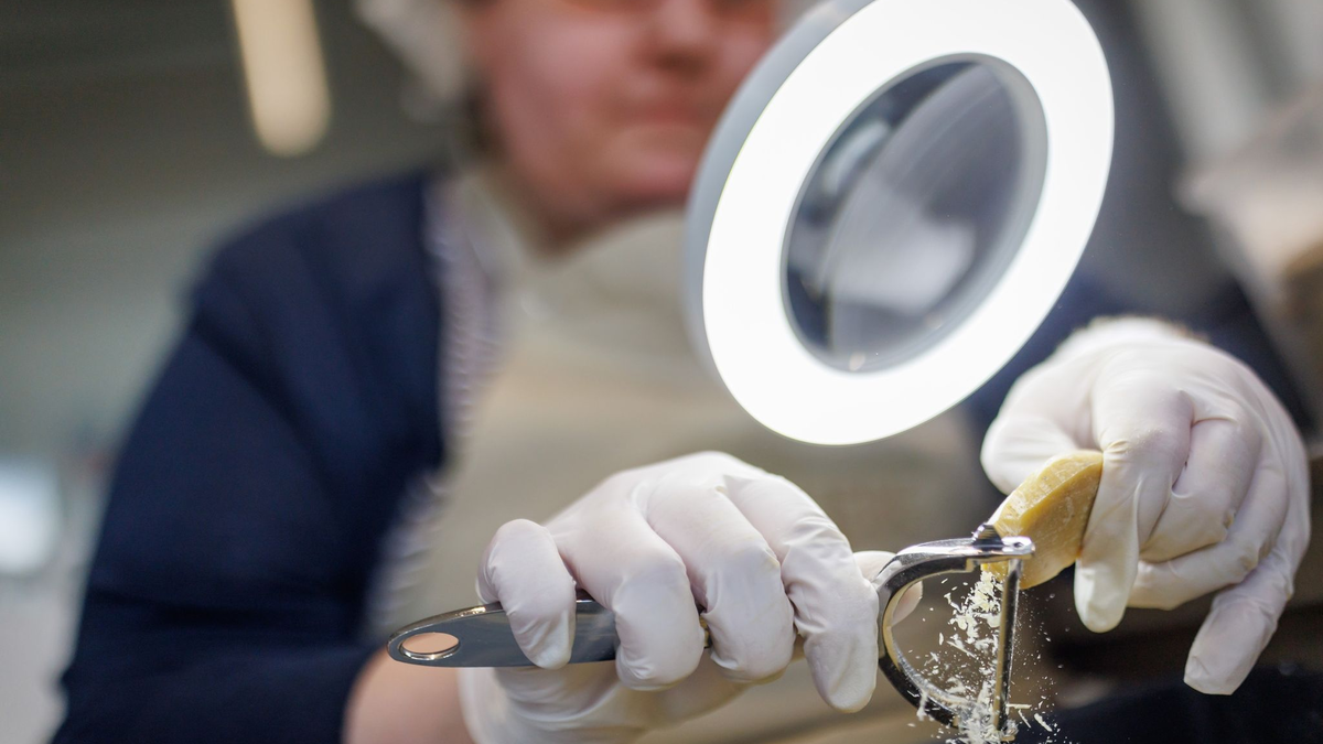 In der Seifen-Werkstatt in Nürnberg werden Hotel-Seifen recycelt. - Foto: Daniel Karmann/dpa