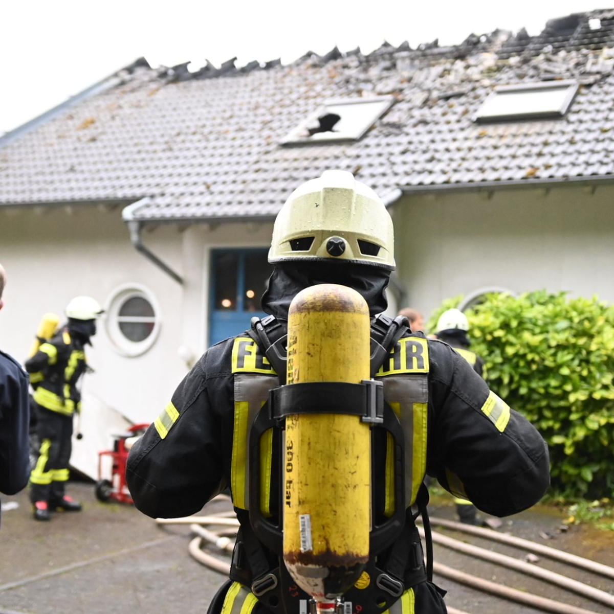 Feuerwehr und Polizei sichern einen Einsatzort in Bad Münstereifel. - Foto: Sebastian Klemm/dpa