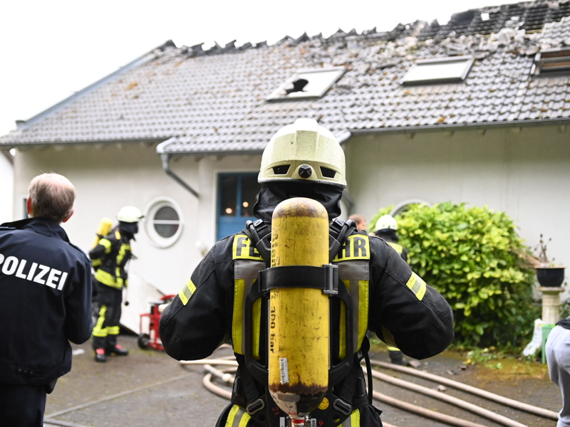Feuerwehr und Polizei sichern einen Einsatzort in Bad Münstereifel. - Foto: Sebastian Klemm/dpa