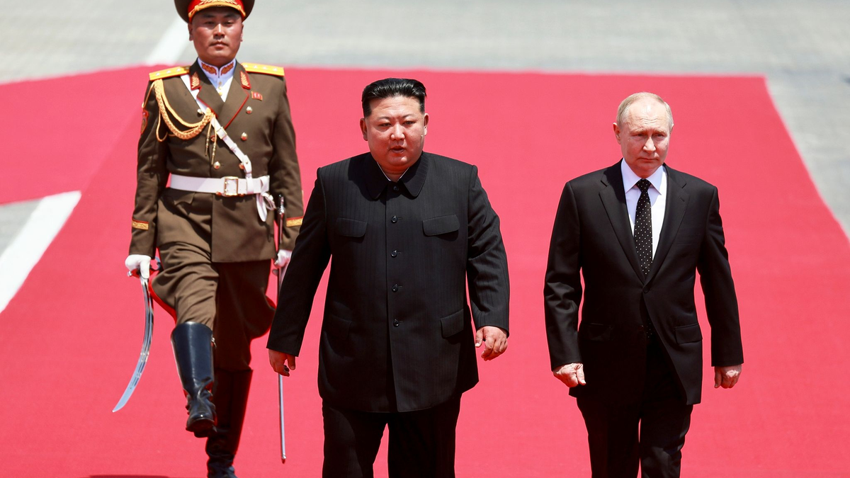 Auch Nordkoreas Ehrengarde marschiert für den russischen Präsidenten. - Foto: Vladimir Smirnov/Pool Sputnik Kremlin/AP/dpa