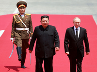 Auch Nordkoreas Ehrengarde marschiert für den russischen Präsidenten. - Foto: Vladimir Smirnov/Pool Sputnik Kremlin/AP/dpa