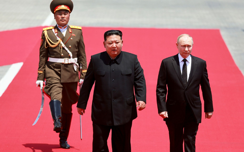 Auch Nordkoreas Ehrengarde marschiert für den russischen Präsidenten. - Foto: Vladimir Smirnov/Pool Sputnik Kremlin/AP/dpa