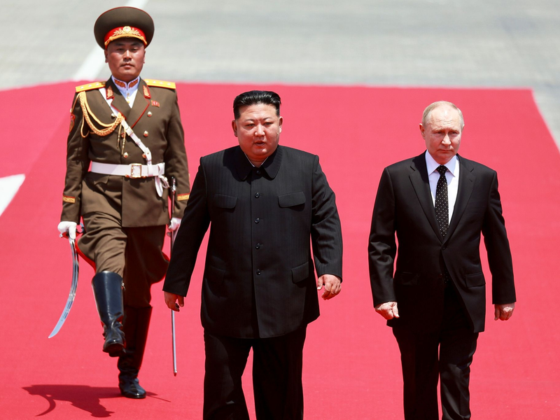 Auch Nordkoreas Ehrengarde marschiert für den russischen Präsidenten. - Foto: Vladimir Smirnov/Pool Sputnik Kremlin/AP/dpa