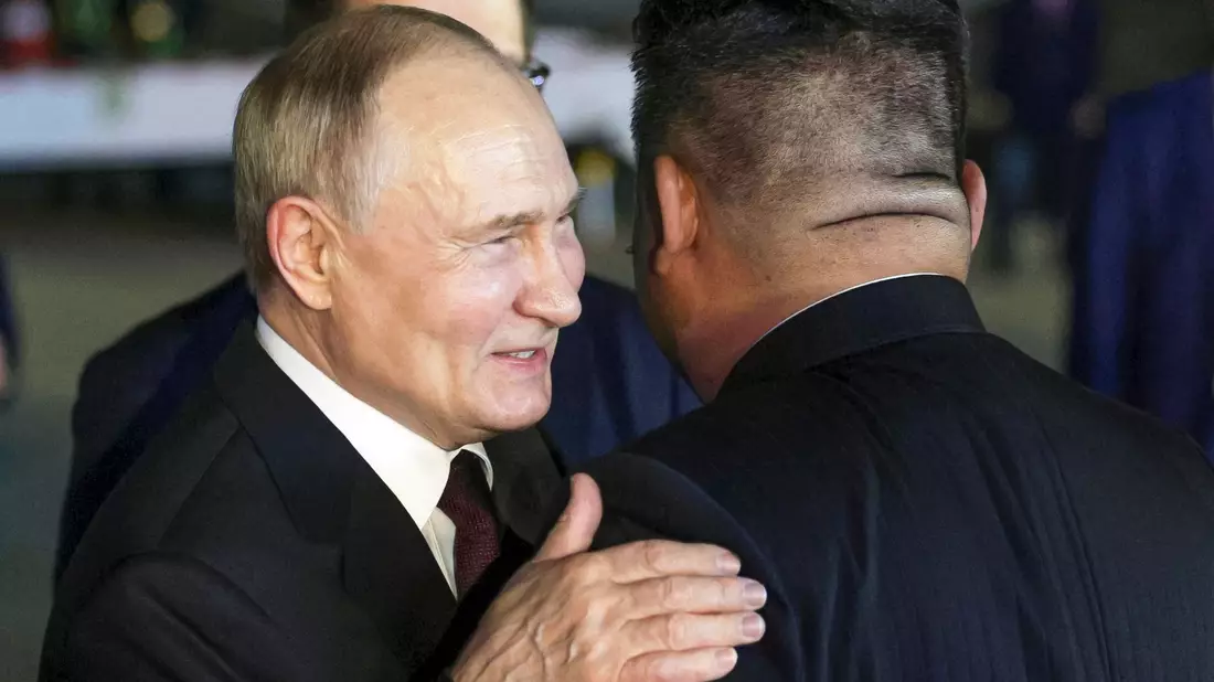 Russlands Präsident Putin dankte in Pjöngjang seinem Gastgeber Kim für die Unterstützung der russischen Politik im Moskauer Angriffskrieg gegen die Ukraine. - Bild: Gavriil Grigorov/Sputnik Kremlin Pool/AP/dpa