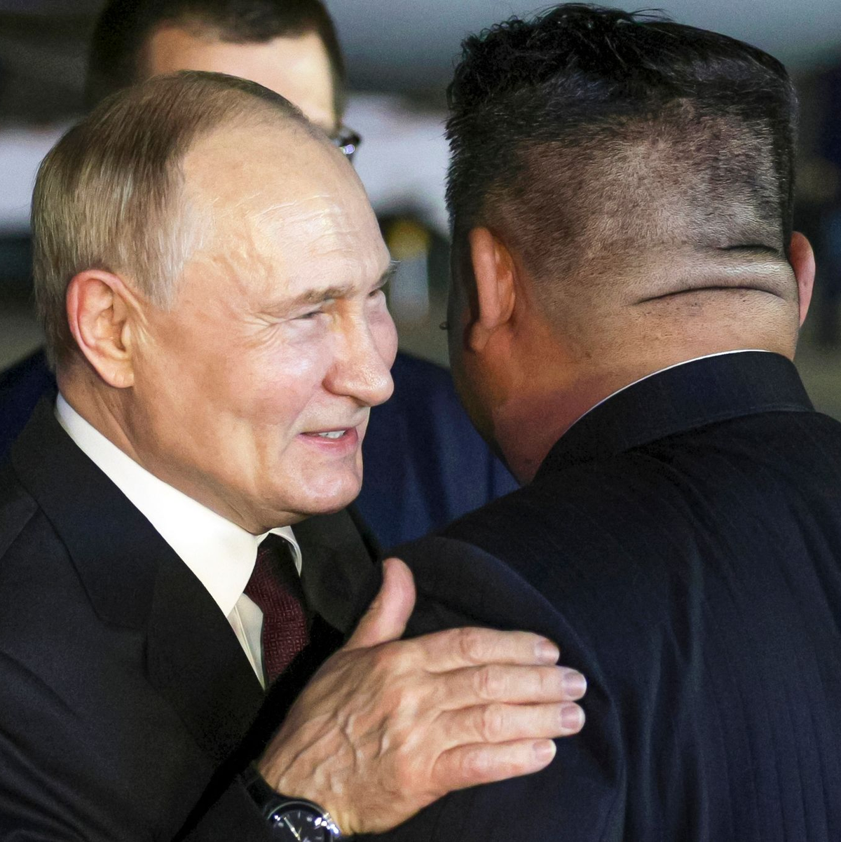 Russlands Präsident Putin dankte in Pjöngjang seinem Gastgeber Kim für die Unterstützung der russischen Politik im Moskauer Angriffskrieg gegen die Ukraine. - Foto: Gavriil Grigorov/Sputnik Kremlin Pool/AP/dpa