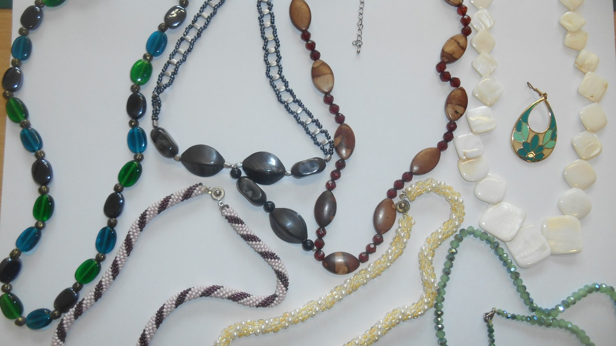 POL-HM: Modeschmuck am Weserkai aufgefunden - Hinweise an die Polizei Holzminden (mit Bild) - Foto: presseportal.de