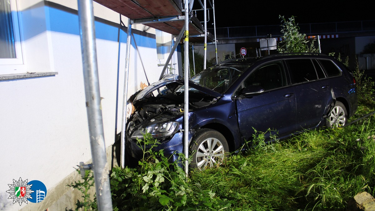POL-OB: Pkw kracht in der Nacht gegen Hauswand an der Stadtgrenze zu Essen - Vier Personen schwer verletzt - Foto: presseportal.de