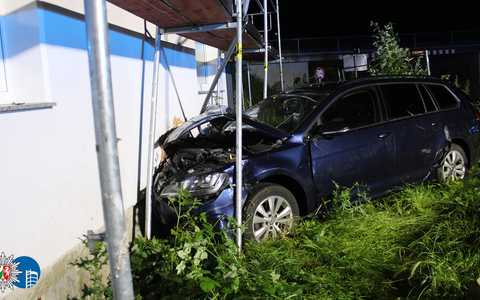POL-OB: Pkw kracht in der Nacht gegen Hauswand an der Stadtgrenze zu Essen - Vier Personen schwer verletzt - Foto: presseportal.de
