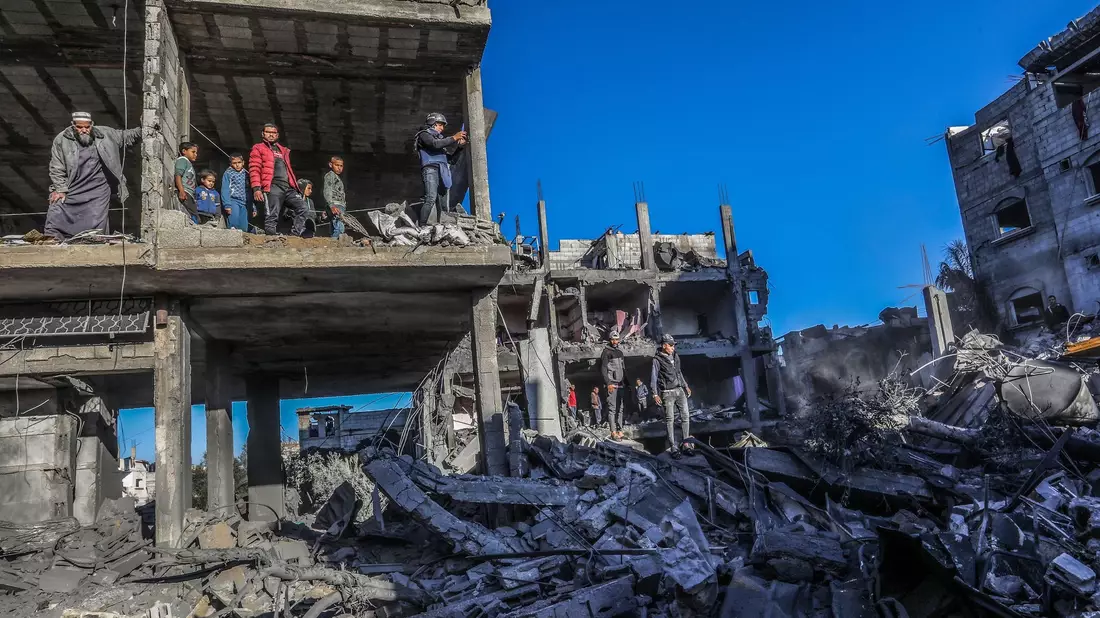 Palästinenser inspizieren die Schäden nach einem israelischen Luftangriff in der Stadt Rafah. Nach dem Kriegsrecht müssen zivile Einrichtungen bei Angriffen möglichst verschont werden. - Bild: Abed Rahim Khatib/dpa