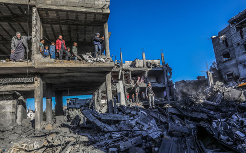 Palästinenser inspizieren die Schäden nach einem israelischen Luftangriff in der Stadt Rafah. Nach dem Kriegsrecht müssen zivile Einrichtungen bei Angriffen möglichst verschont werden. - Foto: Abed Rahim Khatib/dpa