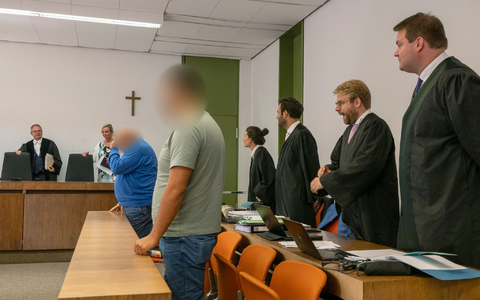 Richter Martin Hofmann (l.) sowie die beiden Angeklagten (vorne) zum Auftakt des Prozesses. - Foto: Peter Kneffel/dpa