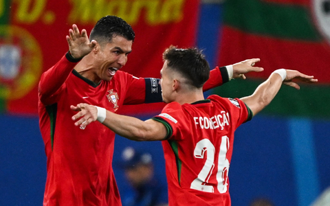 Superstar Cristiano Ronaldo (l) feiert den Torschützen Francisco Conceição. - Foto: Hendrik Schmidt/dpa