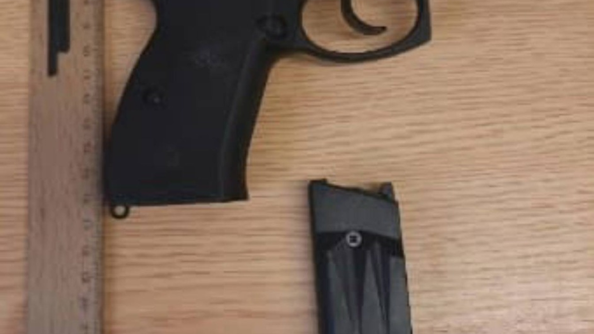 BPOLD-B: Bundespolizei stellt Anscheinswaffe bei Grenzkontrolle auf der Autobahn 15 sicher - Foto: presseportal.de