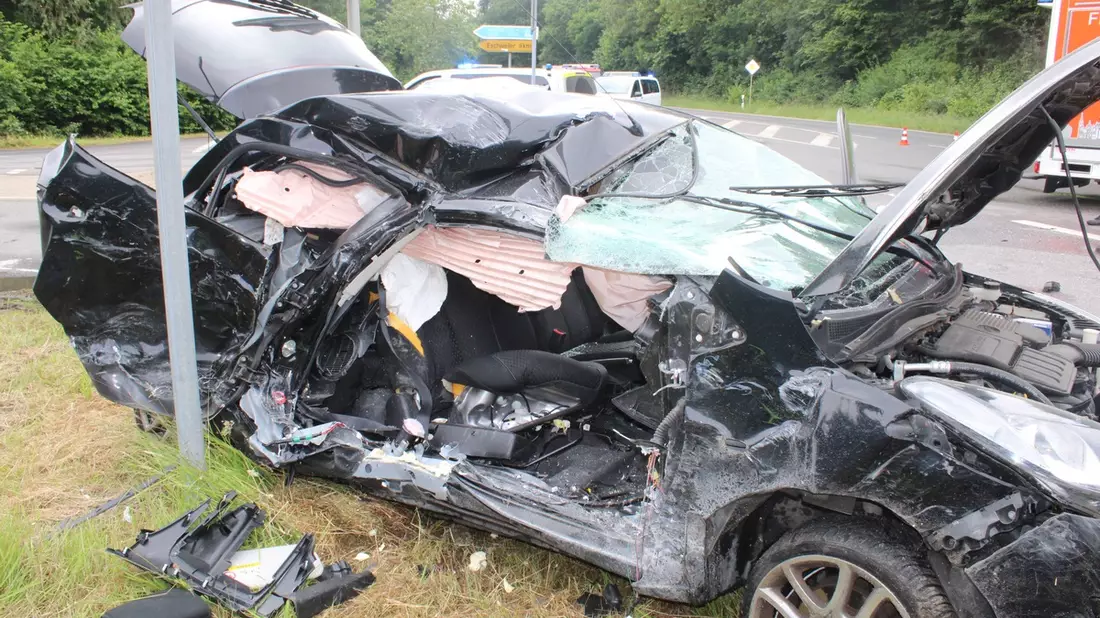POL-DN: 46-Jähriger prallt mit Pkw gegen Baum - Bild: presseportal.de