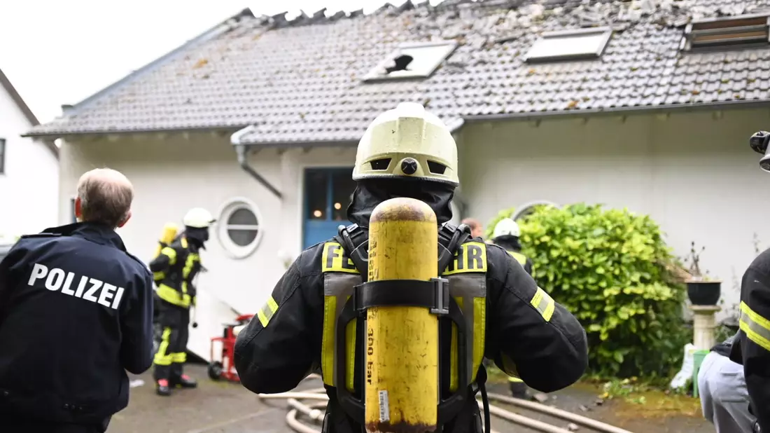 Feuerwehr und Polizei sichern den Einsatzort in Bad Münstereifel. - Bild: Sebastian Klemm/dpa