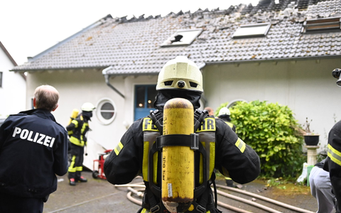 Feuerwehr und Polizei sichern den Einsatzort in Bad Münstereifel. - Foto: Sebastian Klemm/dpa