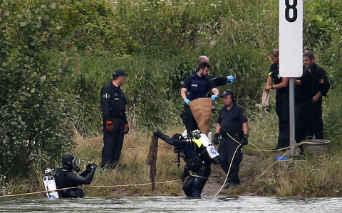 Polizeieinsatz am Rheinufer. - Foto: Michael Deines/Promediafoto/dpa