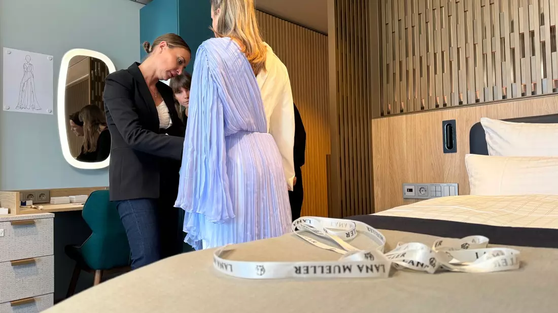 Taufpatin erhält einzigartiges Taufkleid von der Crew / Der Countdown läuft: Samstag wird die Mein Schiff 7 in der Kieler Förde getauft - Bild: presseportal.de