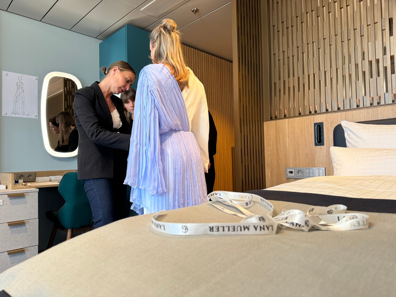 Taufpatin erhält einzigartiges Taufkleid von der Crew / Der Countdown läuft: Samstag wird die Mein Schiff 7 in der Kieler Förde getauft - Foto: presseportal.de