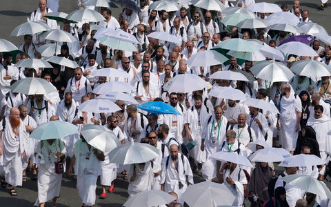 Muslimische Pilger wÀhrend der jÀhrlichen Hadsch-Pilgerfahrt im Zeltlager Mina in der NÀhe der heiligen Stadt Mekka. - Foto: Rafiq Maqbool/AP/dpa Muslimische Pilger wÀhrend der jÀhrlichen Hadsch-Pilgerfahrt im Zeltlager Mina in der NÀhe der heiligen Stadt Mekka. - Foto: Rafiq Maqbool/AP/dpa