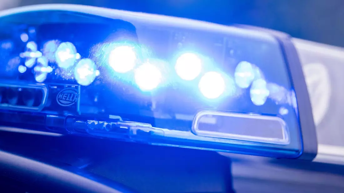 Von der Evakuierung ist den Angaben zufolge eine einstellige Anzahl an angrenzenden Mehrfamilienhäusern betroffen. - Bild: Lino Mirgeler/dpa