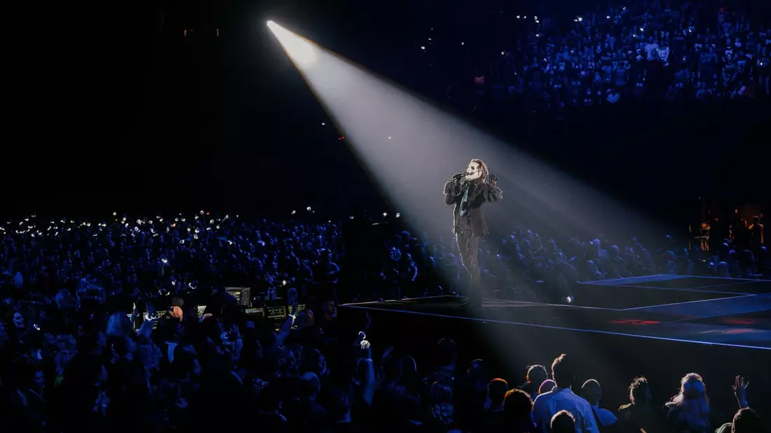 Ghost-Frontmann Tobias Forge in seiner Rolle als Papa Emiritus IV bei einem Konzert in Los Angeles 2023. - Bild: Ryan Chang/Concord/Trafalgar Releasing/dpa