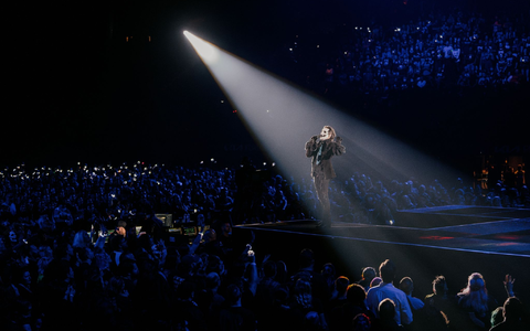 Ghost-Frontmann Tobias Forge in seiner Rolle als Papa Emiritus IV bei einem Konzert in Los Angeles 2023. - Foto: Ryan Chang/Concord/Trafalgar Releasing/dpa Ghost-Frontmann Tobias Forge in seiner Rolle als Papa Emiritus IV bei einem Konzert in Los Angeles 2023. - Foto: Ryan Chang/Concord/Trafalgar Releasing/dpa