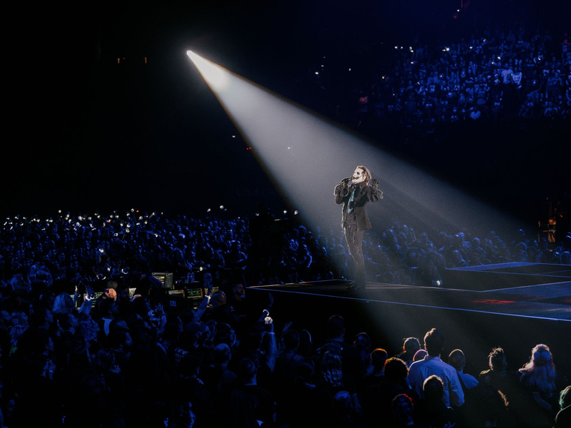 Ghost-Frontmann Tobias Forge in seiner Rolle als Papa Emiritus IV bei einem Konzert in Los Angeles 2023. - Foto: Ryan Chang/Concord/Trafalgar Releasing/dpa