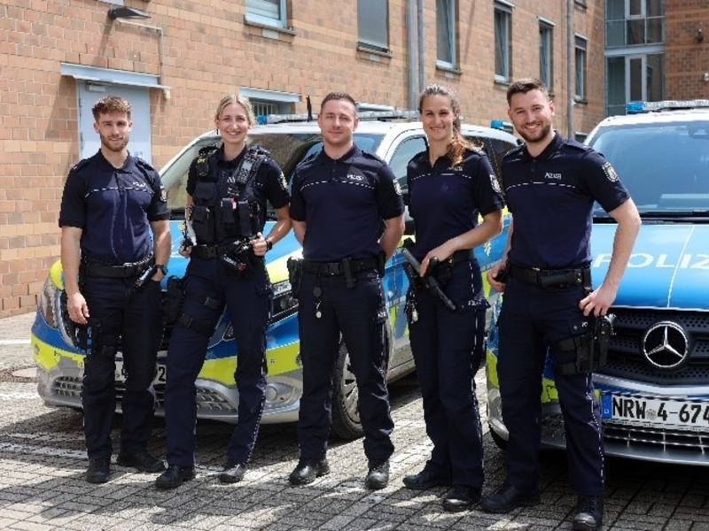 POL-VIE: Kreis Viersen: Die neuen Heimtrikots nun auch in Viersen angekommen - Foto: presseportal.de