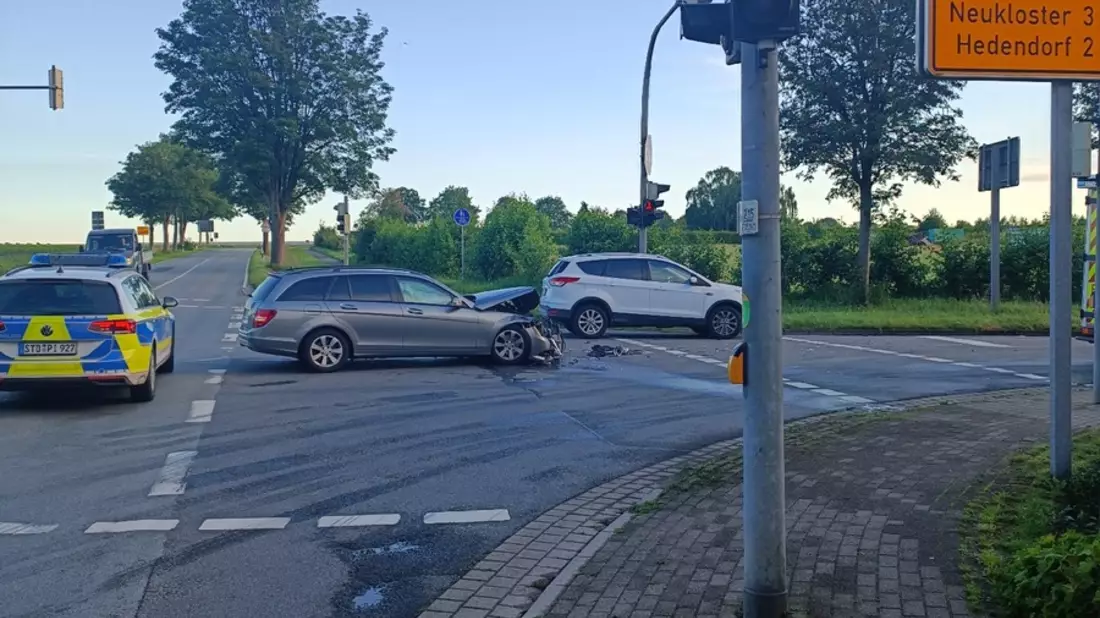 POL-STD: Apensen: Unfall mit zwei Leichtverletzten - Bild: presseportal.de
