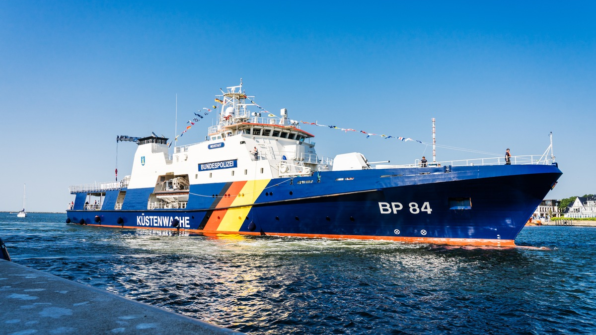 BPOLI-See: Kieler Woche 2024 - Die Bundespolizei See öffnet die Gangway - Foto: presseportal.de