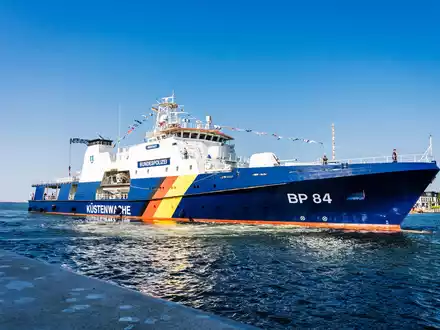 BPOLI-See: Kieler Woche 2024 - Die Bundespolizei See öffnet die Gangway - Foto: presseportal.de