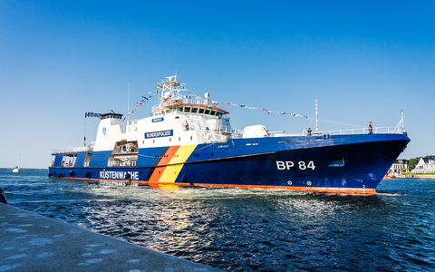 BPOLI-See: Kieler Woche 2024 - Die Bundespolizei See öffnet die Gangway - Foto: presseportal.de