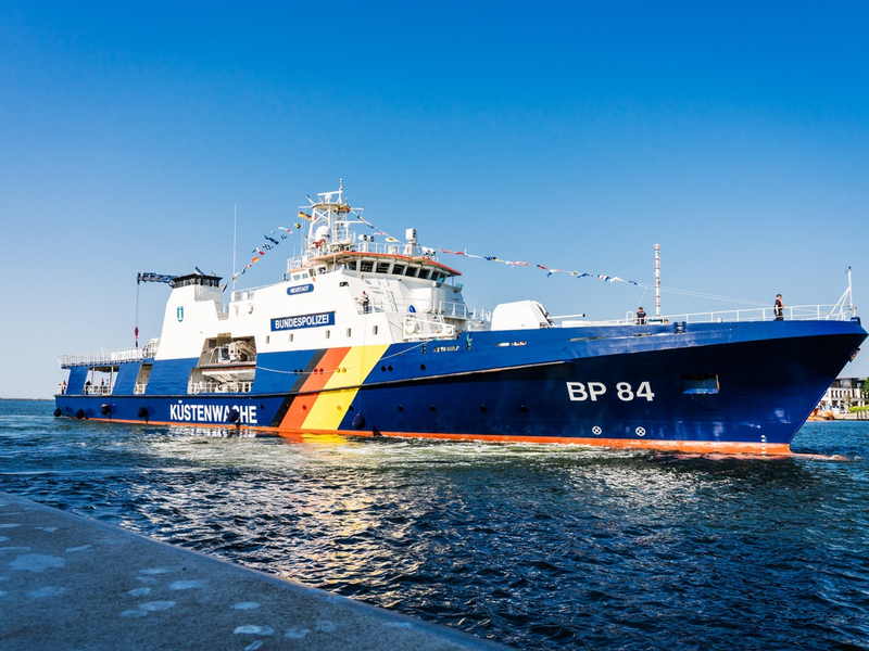 BPOLI-See: Kieler Woche 2024 - Die Bundespolizei See öffnet die Gangway - Foto: presseportal.de
