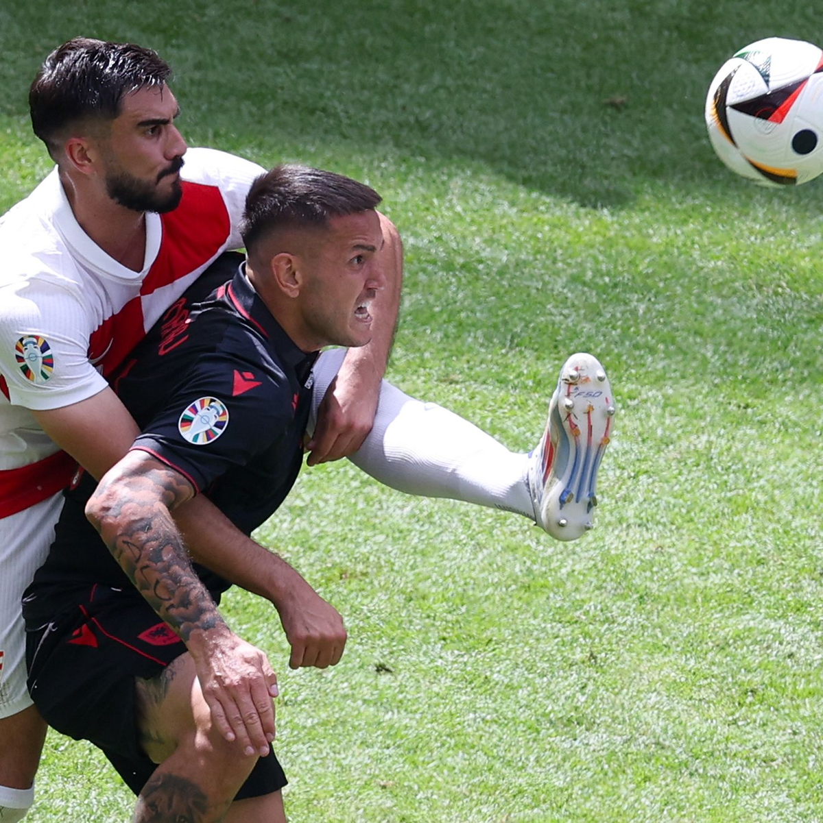Kroatiens Bruno Petkovic (l) und Albaniens Rey Manaj im Zweikampf um den Ball. - Foto: Jens Büttner/dpa
