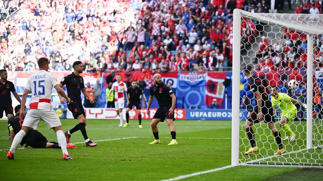 Albaniens Klaus Gjasula (4vl) bugsiert den Ball ins eigene Tor zur kroatischen 2:1-Führung. - Bild: Sina Schuldt/dpa