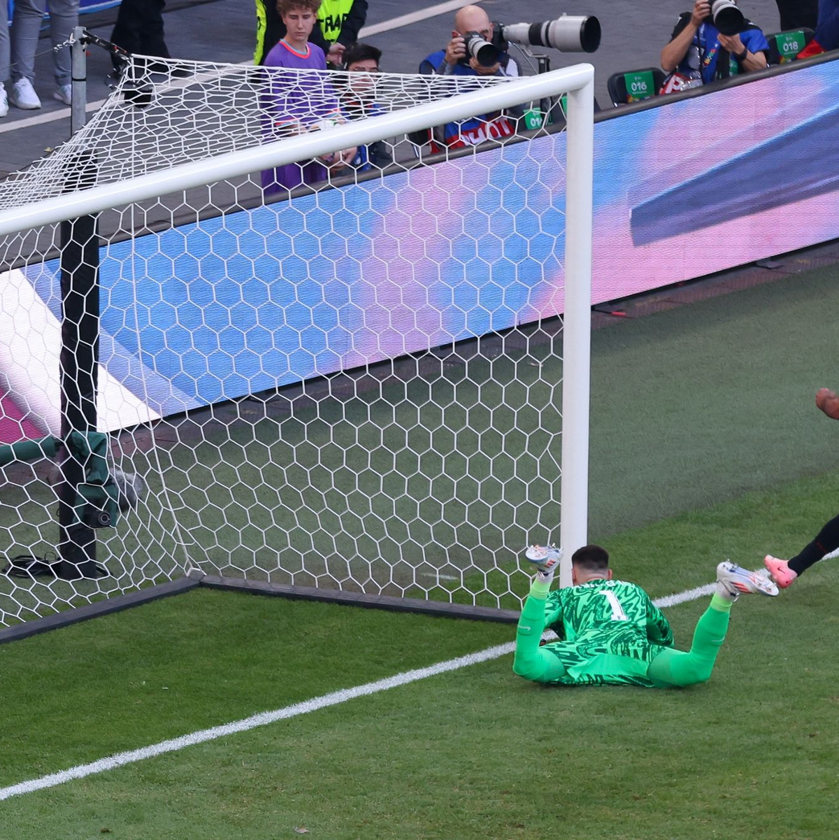 Zunächst trifft Albaniens Qazim Laçi (r) gegen Kroatiens Torhüter Dominik Livakovic zum 1:0. - Foto: Jens Büttner/dpa
