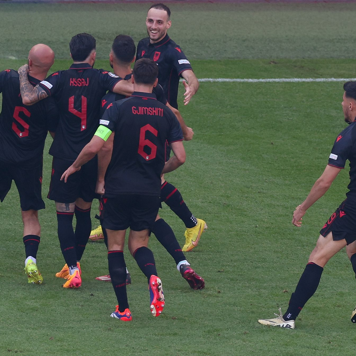 Gjasula trifft dann aber auch ins kroatische Tor: Albaniens Spieler jubeln über das Tor zum 2:2. - Foto: Jens Büttner/dpa