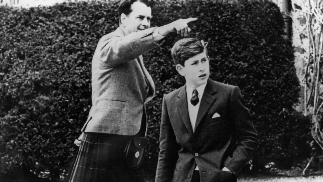 Bei seinem Einzug in die Schule von Gordonstoun zeigt der leitende Direktor Iain Tennant (r) dem Kronprinzen Prinz Charles (l) die Räume, in denen dessen Vater Prinz Philip, der Herzog von Edinburgh, seine Schulzeit verbracht hat. - Bild: dpa