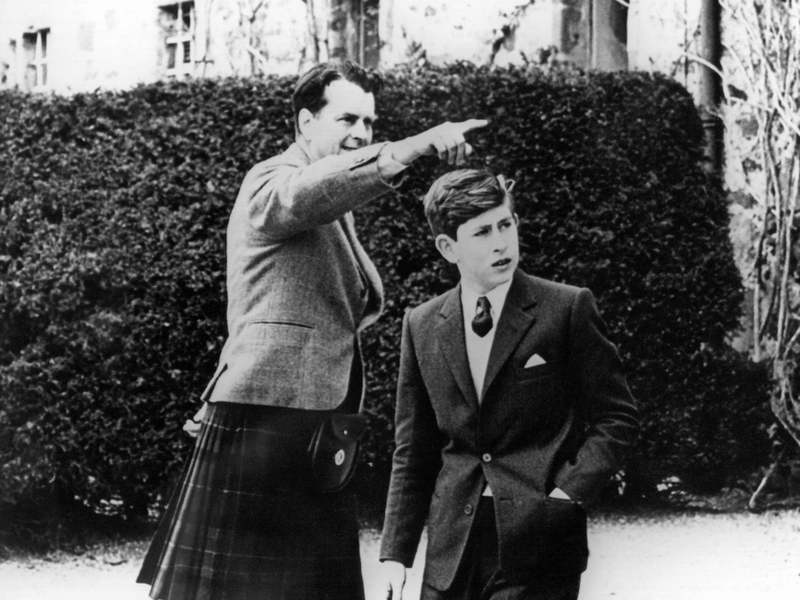 Bei seinem Einzug in die Schule von Gordonstoun zeigt der leitende Direktor Iain Tennant (r) dem Kronprinzen Prinz Charles (l) die Räume, in denen dessen Vater Prinz Philip, der Herzog von Edinburgh, seine Schulzeit verbracht hat. - Foto: dpa