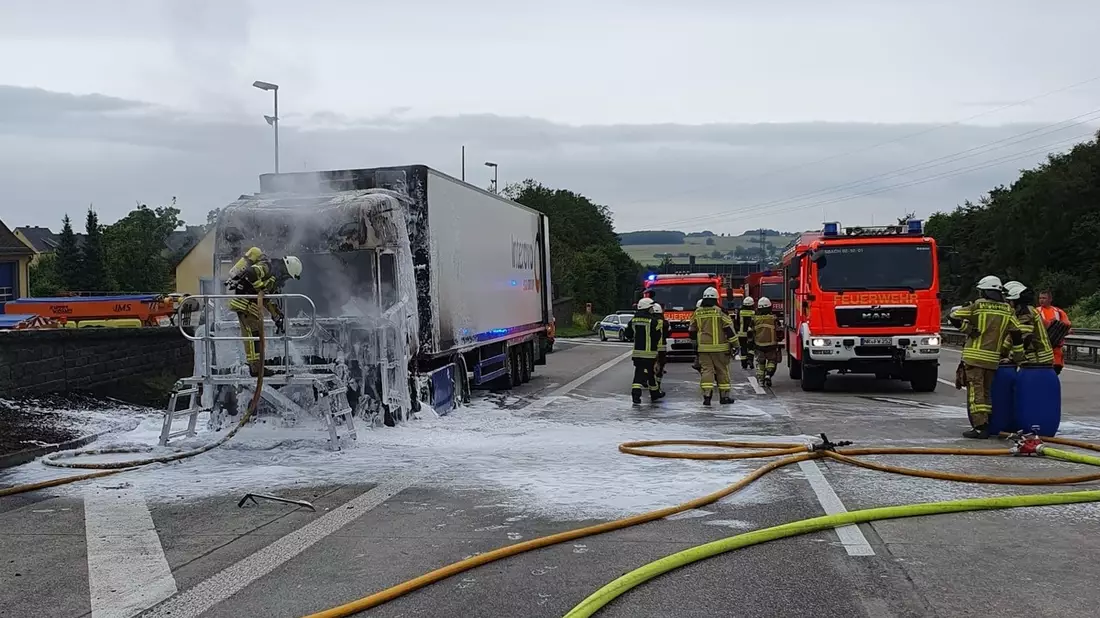 FW VG Asbach: Brennender LKW sorgt für langen Rückstau auf der A3 - Bild: presseportal.de