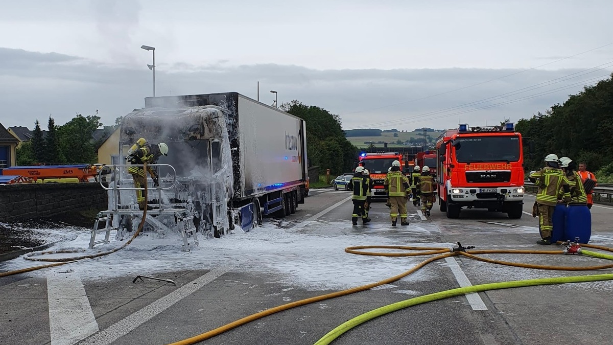 FW VG Asbach: Brennender LKW sorgt für langen Rückstau auf der A3 - Foto: presseportal.de