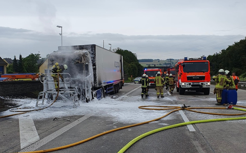 FW VG Asbach: Brennender LKW sorgt für langen Rückstau auf der A3 - Foto: presseportal.de