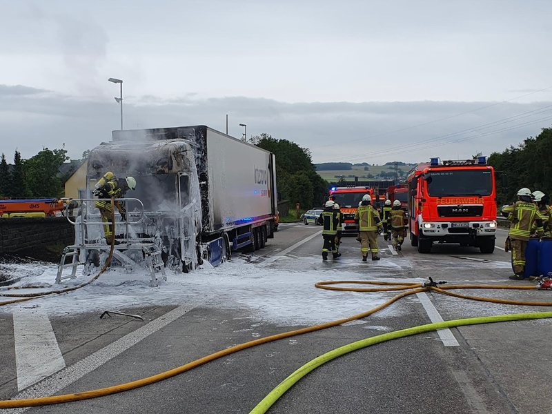 FW VG Asbach: Brennender LKW sorgt für langen Rückstau auf der A3 - Foto: presseportal.de