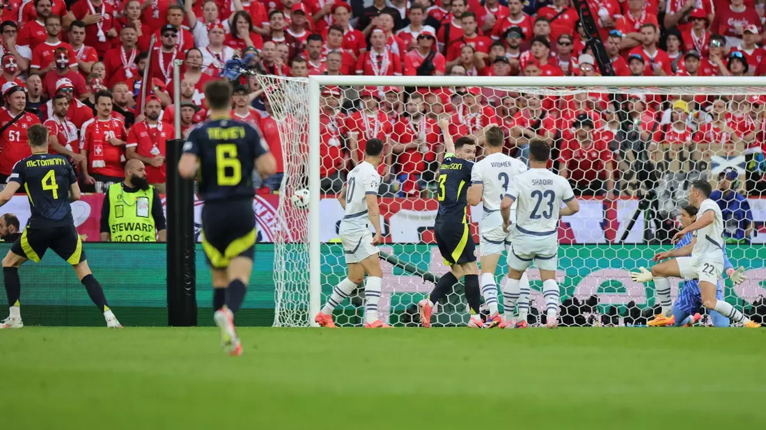 Scott McTominay (l) sorgte zunächst für das 1:0 für Schottland. - Bild: Rolf Vennenbernd/dpa