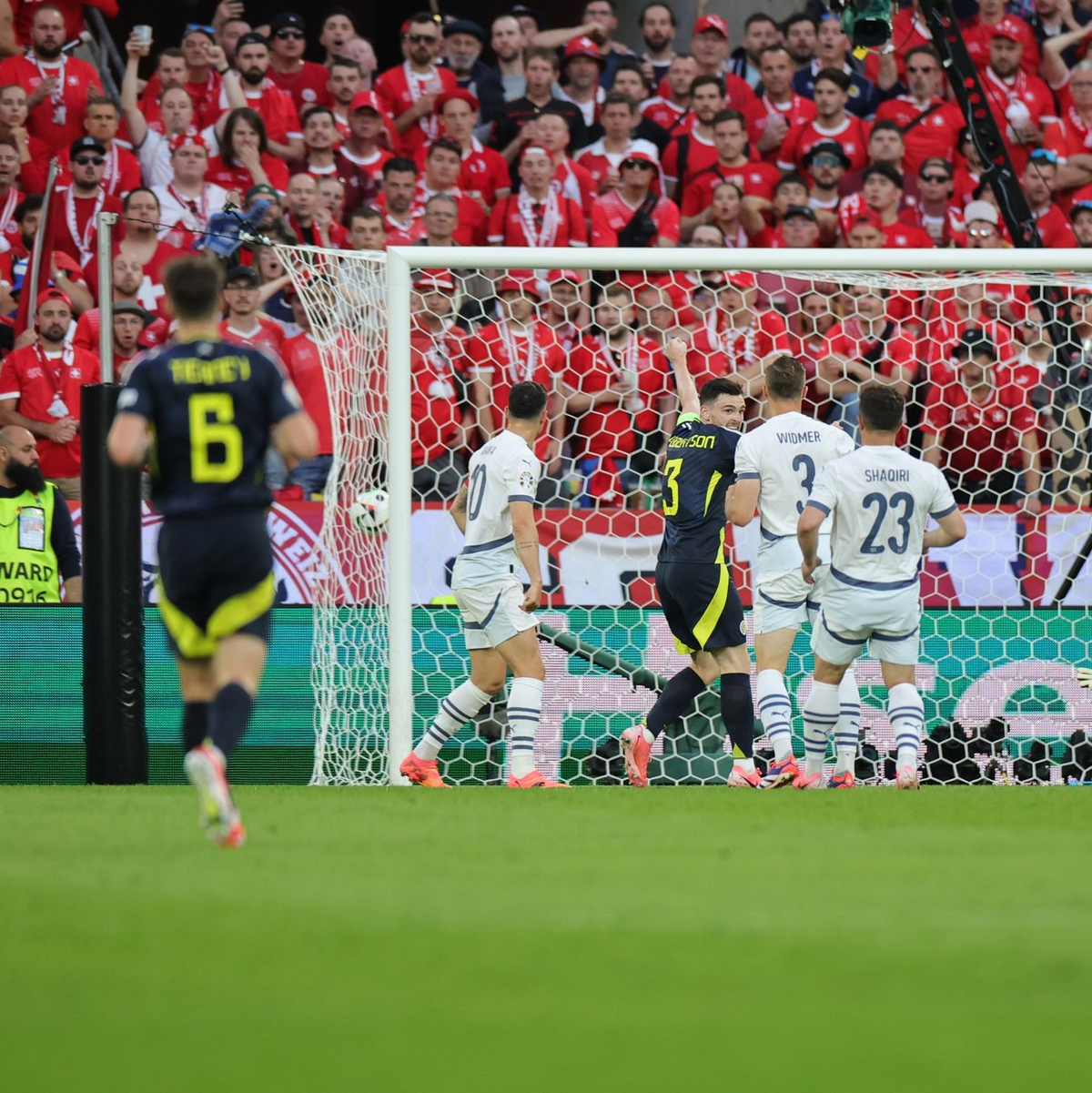 Scott McTominay (l) sorgte zunächst für das 1:0 für Schottland. - Foto: Rolf Vennenbernd/dpa