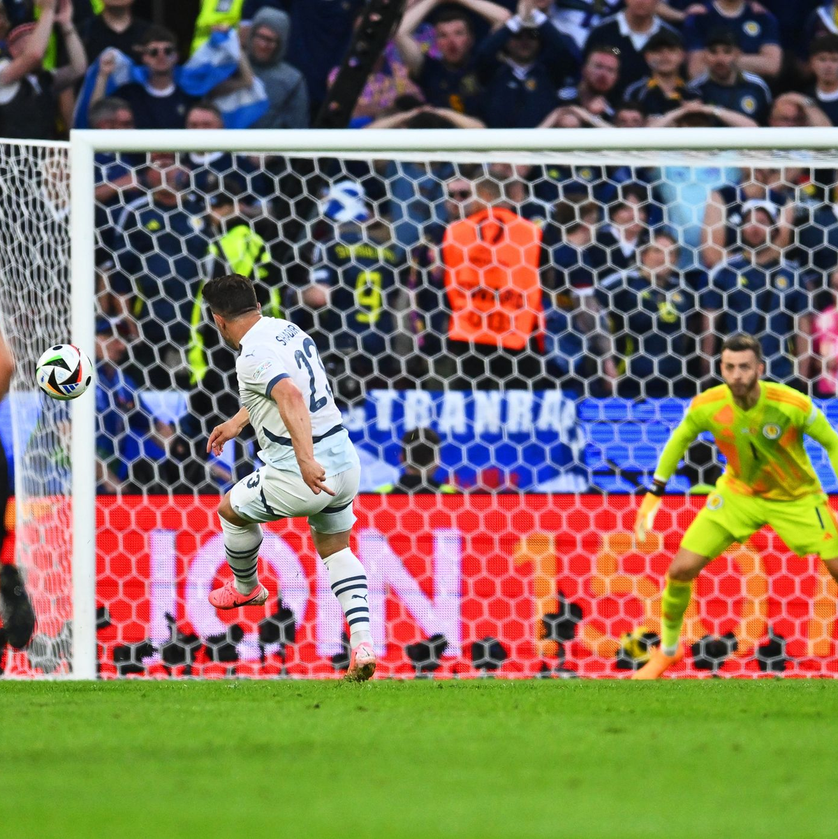 Xherdan Shaqiri (M) glich für die Schweiz aus. - Foto: Marius Becker/dpa